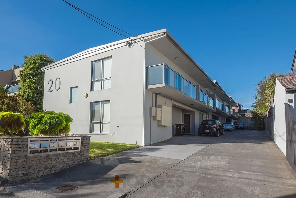 THREE BEDROOM TOWNHOUSE | MINUTES TO BEACH | GREAT LOCATION
