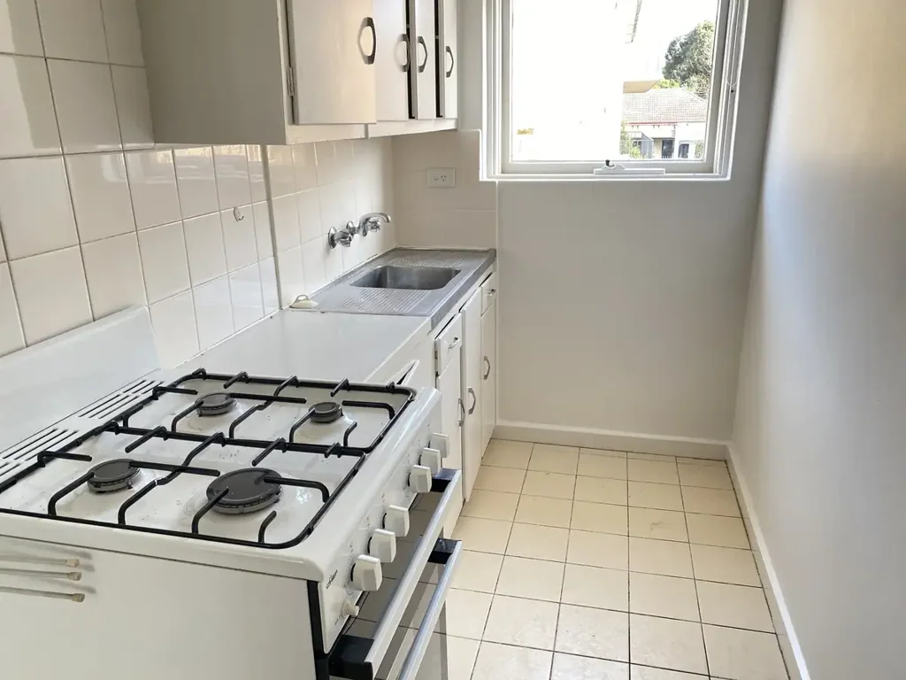 TOP FLOOR 2 BEDROOM APARTMENT!!