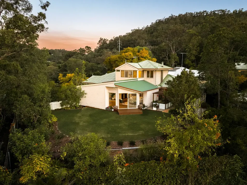 Keperra 4 Slaapkamer Private Hillside Sanctuary Backing Bushland Reserve