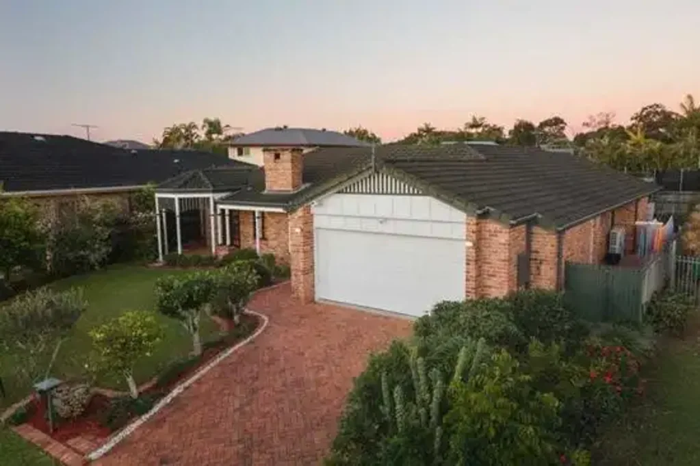 Spacious Family Home with Outdoor Entertaining - Mansfield State High Catchment