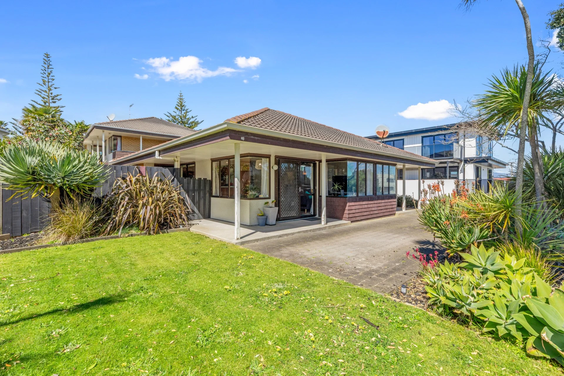 Papamoa 2침실 Beachside Opportunity
