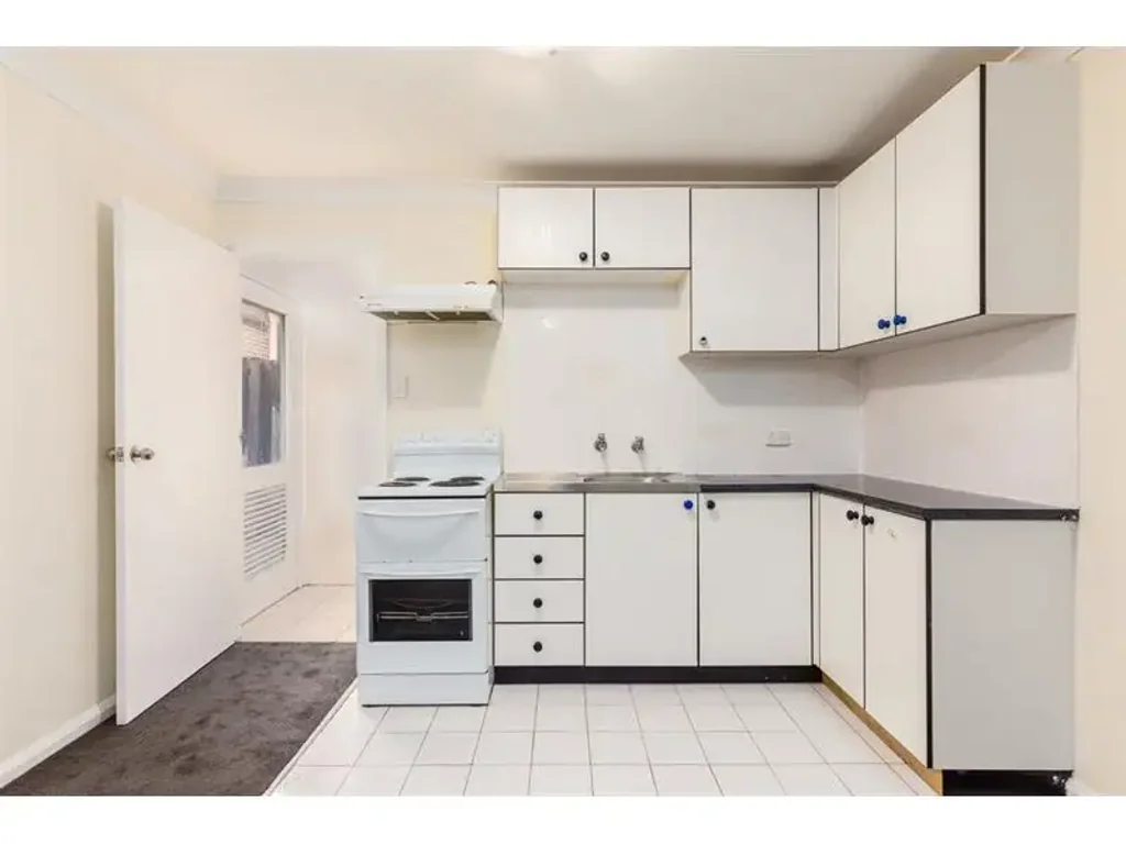 Bright Studio with Private Courtyard in Quiet Location