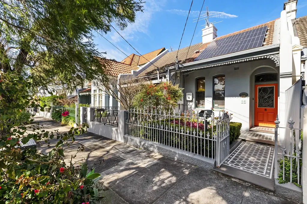 Marrickville 2房 维多利亚式联排别墅 热带绿洲后院 现代内饰 明亮布局 美食厨房 朝北太阳能 便利步行社区 Stunning renovated terrace in ideal Inner West locale