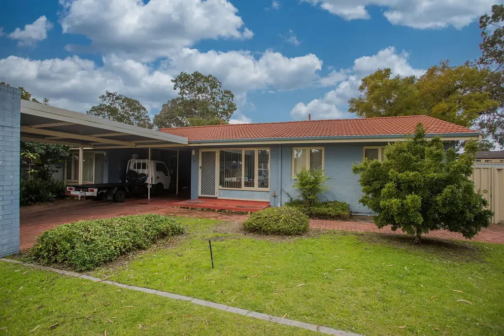 Girrawheen 3房  3 Bedroom Home with Great Features - including Huge Backyard!