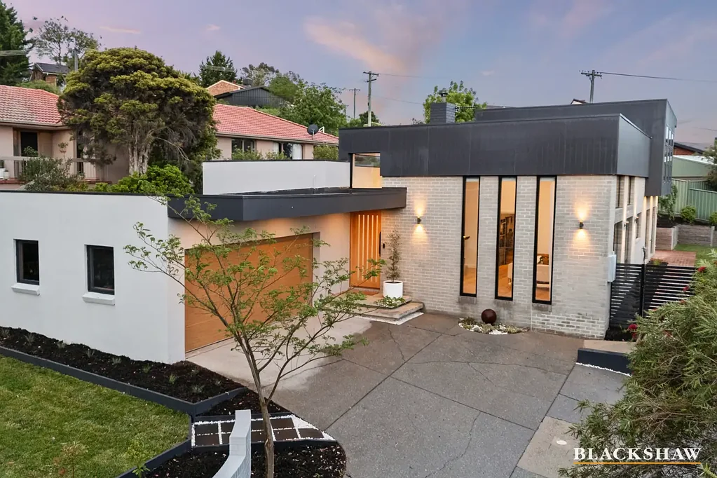 Gowrie 5 Slaapkamer As-new sophisticated family home with panoramic views