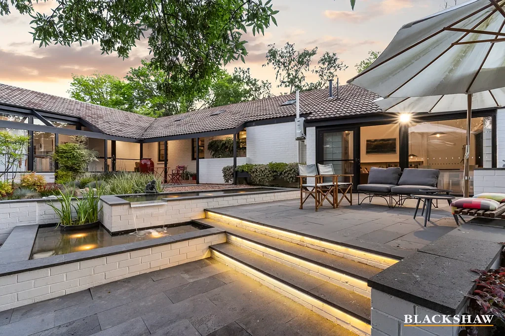 Deakin 4部屋 Architectural flair and character in a coveted location