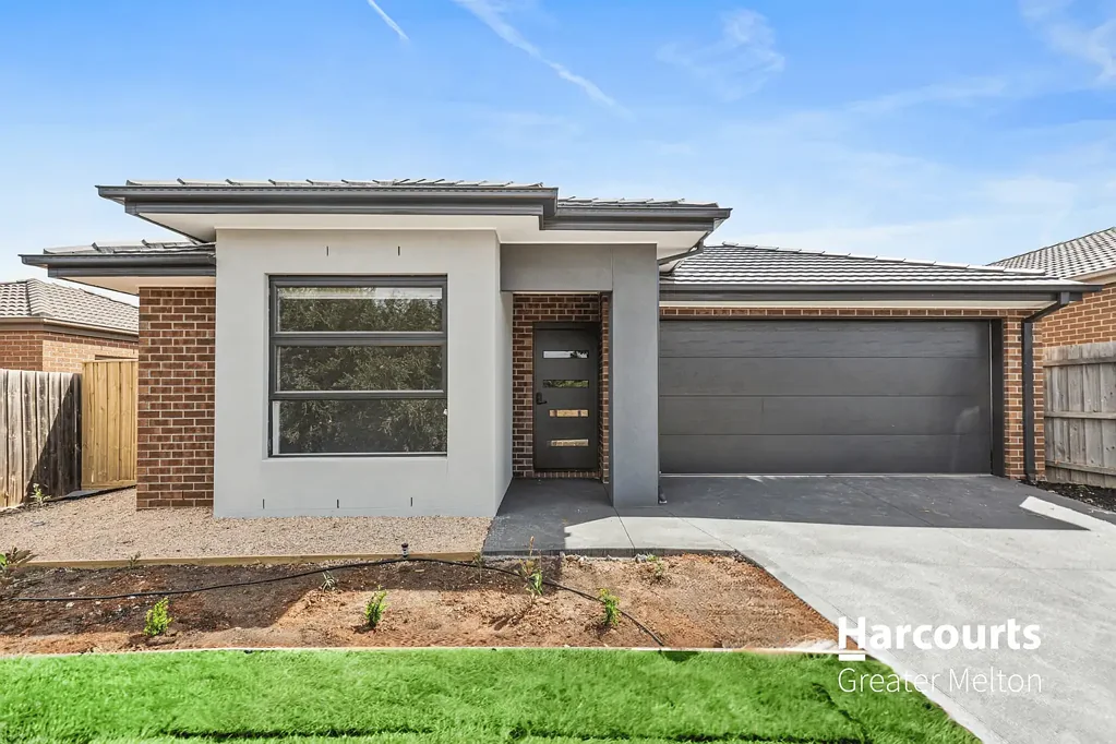 Stunning Brand New Family Home in Brookfield
