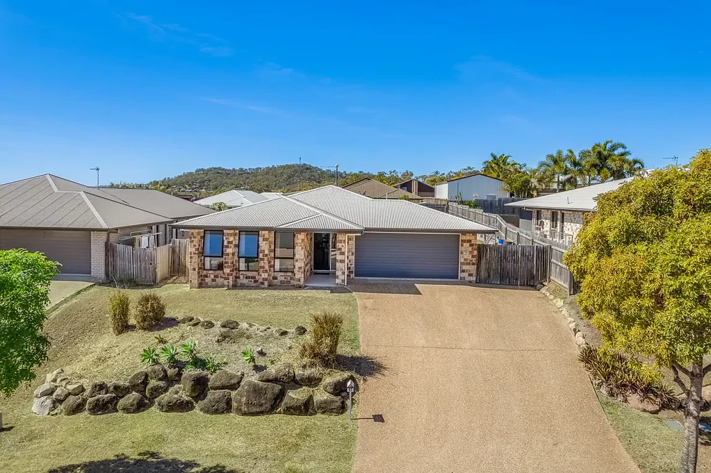BEAUTIFUL FAMILY HOME IN SERENE NEIGHBORHOOD