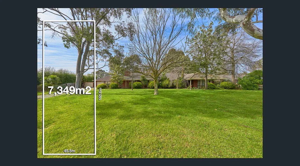Cranbourne East 5Kwarto Space, Style, and Serenity: Your Dream Farmhouse Awaits at 34 Collison Road!