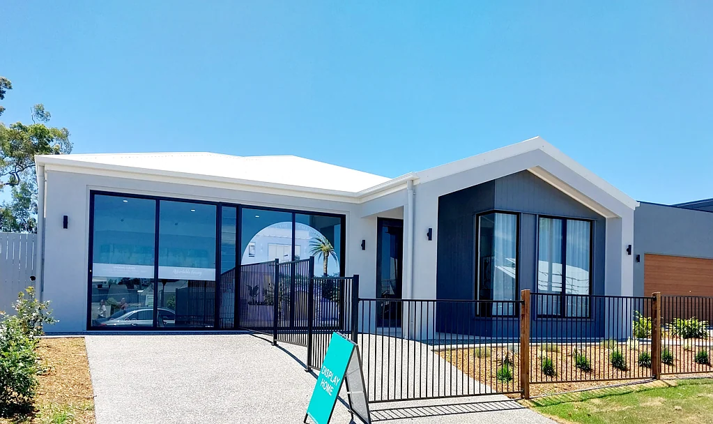 Banksia Beach 4房 稀缺死胡同地块 4卧豪宅 将建套间&步入式衣柜 高端Westinghouse电器 石英台面 开放式客厅 娱乐露台 钢框架结构 设计感双人浴缸 全面地板覆盖 把握机遇 定制梦想家园 Brand New 4 Bedroom Home Plus Media Room
