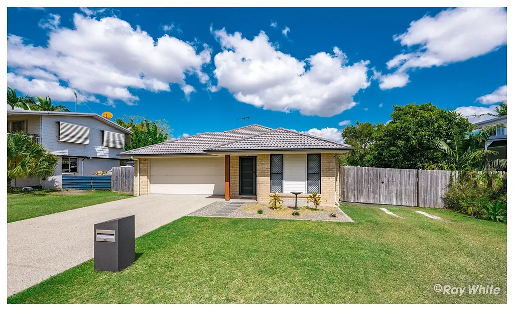 Gracemere 4ห้องนอน Welcome to 24 Deakin Close, Gracemere - a modern lowset brick home that's only 10 years old and perfectly designed for family living.