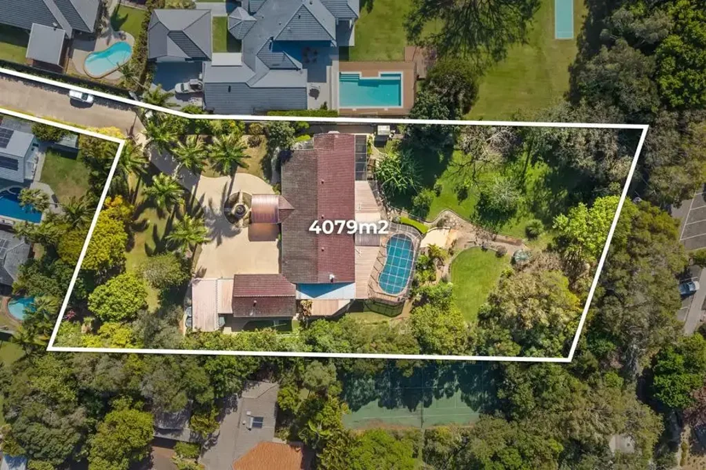 Benowa 4房  WOW - RARE 4,079M2* INNER-CITY LAND - RENOVATE OR REBUILD - BOTANIC GARDENS AT YOUR BACK FENCE
