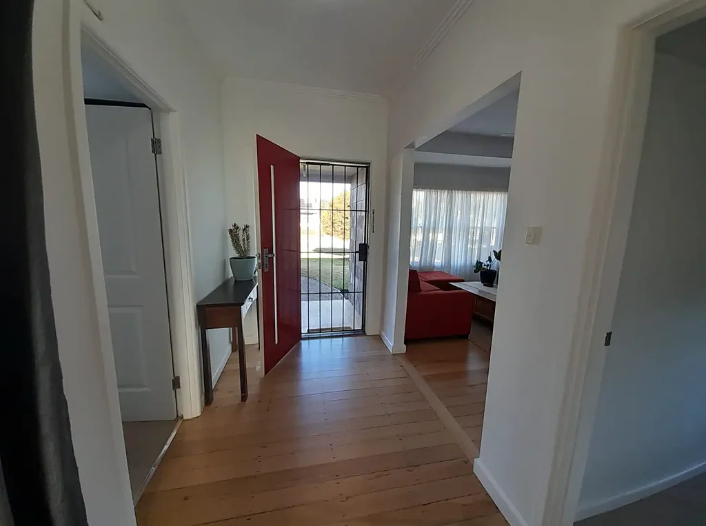 Bairnsdale 2 Bedroom Unique Cottage with secure yard, relaxing sundrenched back deck and huge shed. Move in Ready!