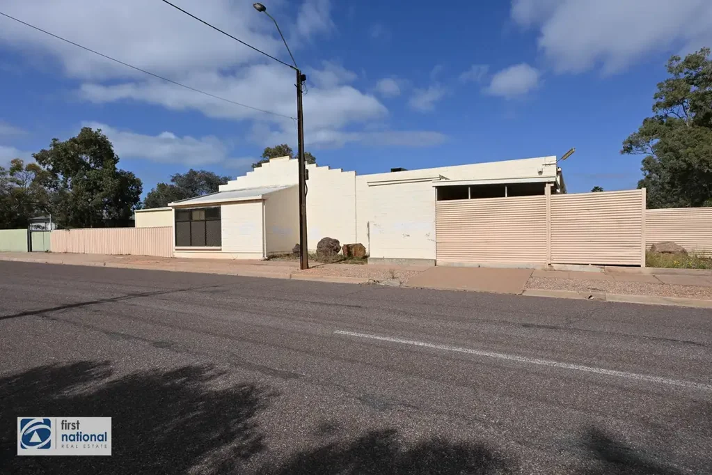 Port Augusta 1 Slaapkamer Versatile Facility on Expansive 3716m² Allotment - Planning approval for 18x 2 bedroom units