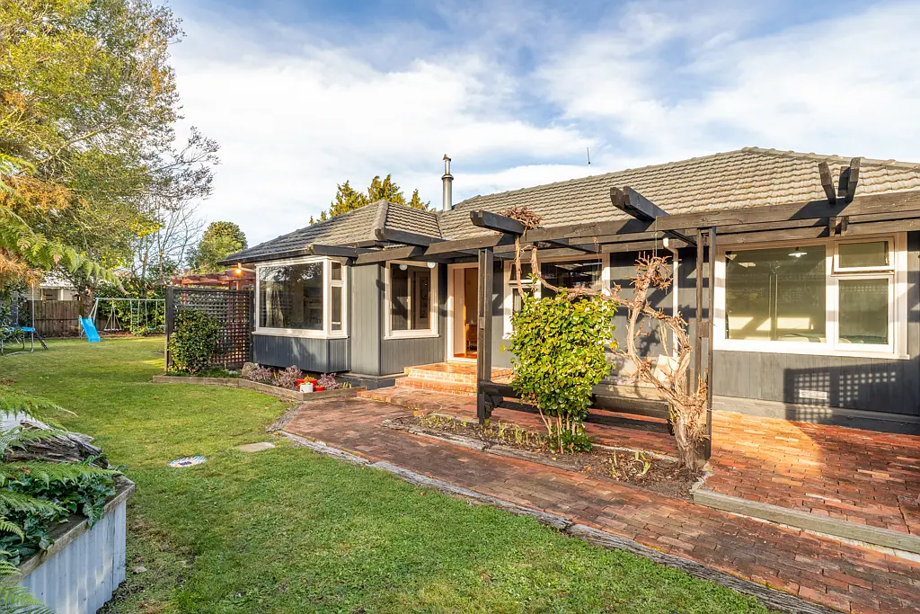 Burwood 3ਬੈੱਡਰੂਮ Spacious, Versatile & Perfectly Positioned