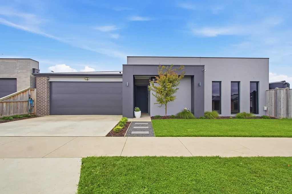 Traralgon 4房  Modern Living in Emerald Waters