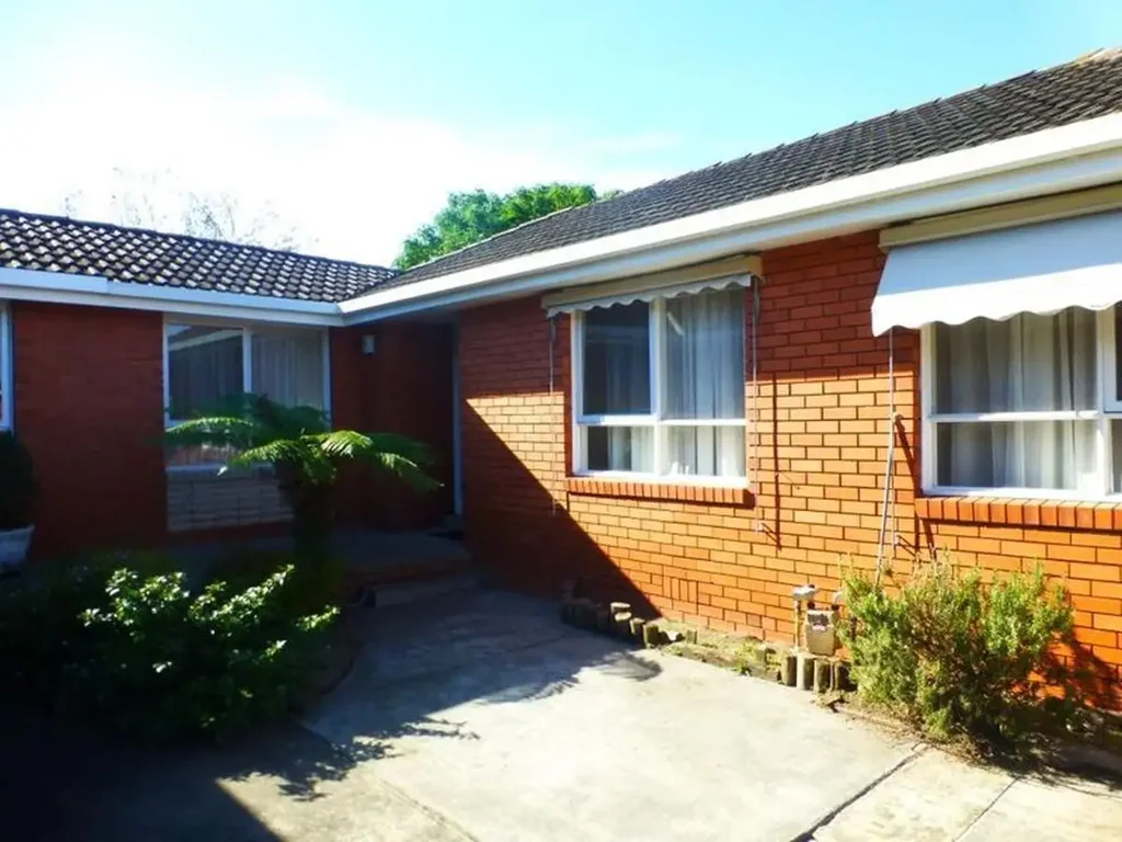 WOW - RECENTLY RENOVATED 3 BEDROOMS CLOSE TO CHADSTONE SHOPPING CENTRE