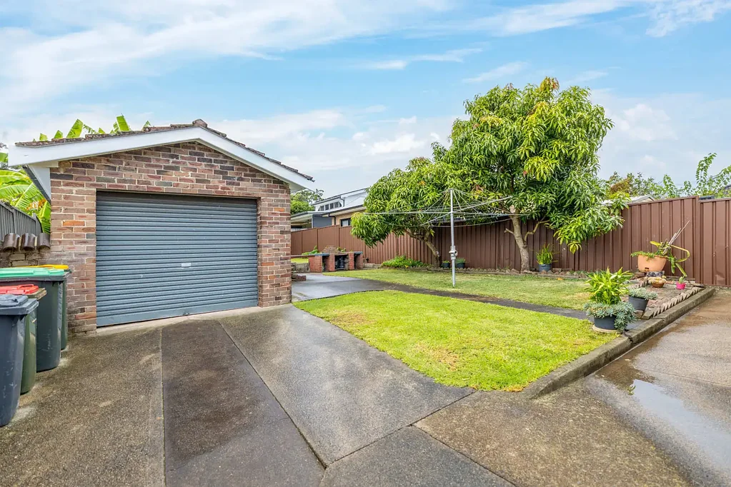 Enfield 3Kwarto Charming Bungalow with Exciting Potential on a Prime 493.2sqm Parcel