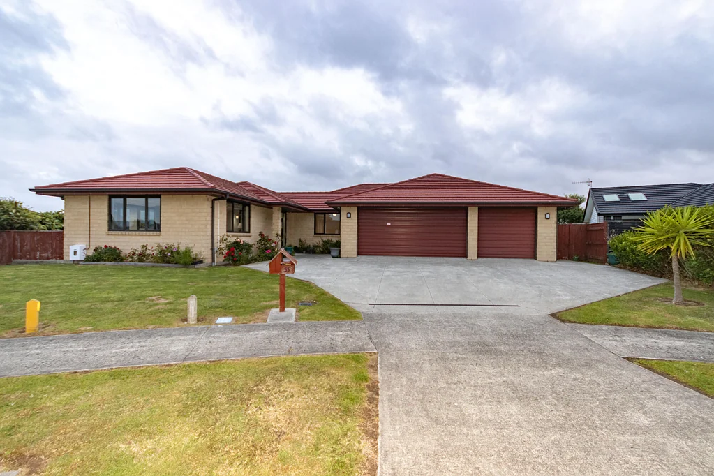 Kelvin Grove 4Zimmer Triple car garaging - spacious home!