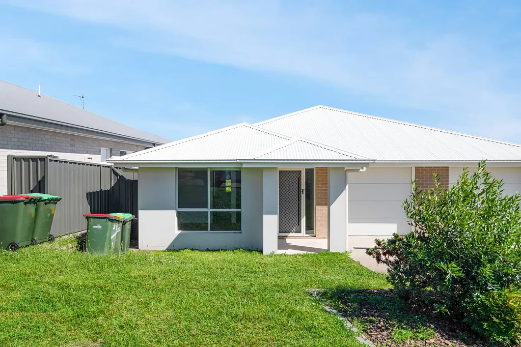 Modern 3-Bedroom Duplex Home in Convenient Rutherford Location