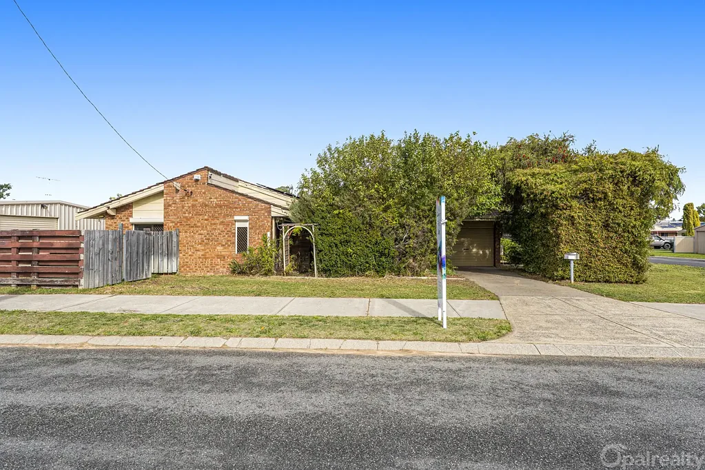 Cooloongup 4બેડરૂમ Renovators delight – corner block, giant shed, great location