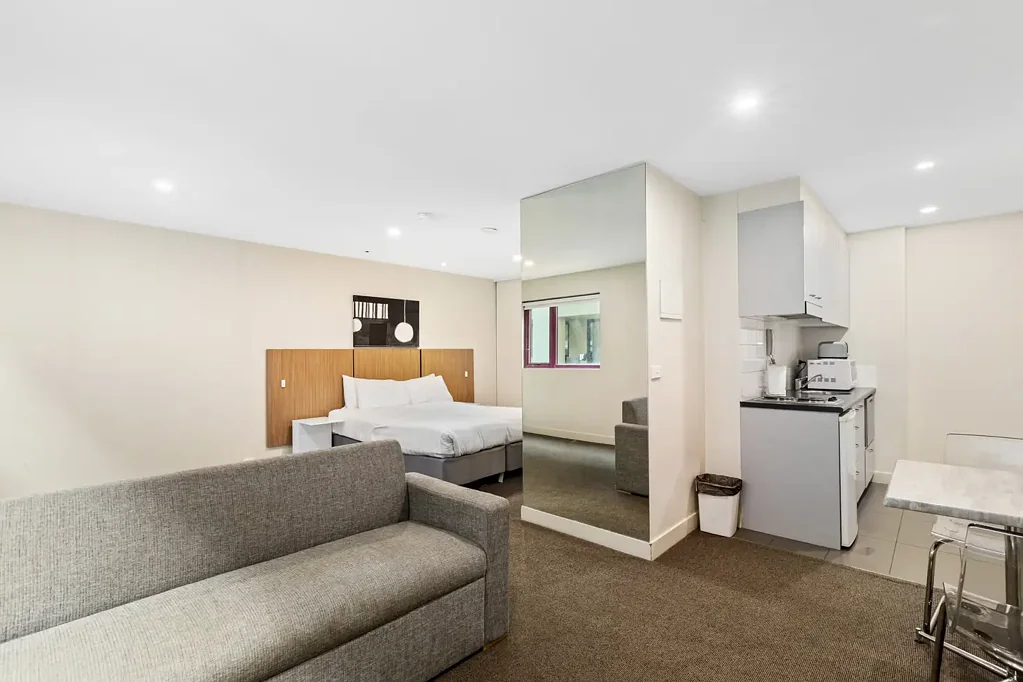 Prime Swanston St 1BR – Carlton Living