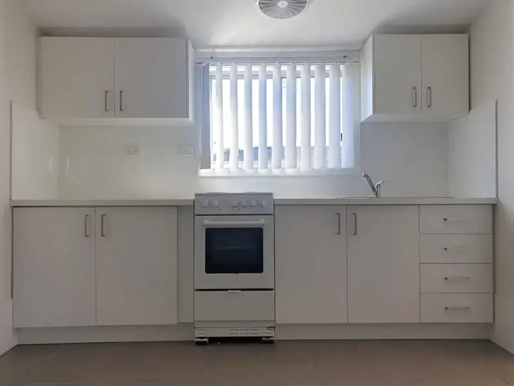 GRANNY FLAT WITH OWN BACKYARD & PARKING (pet friendly)