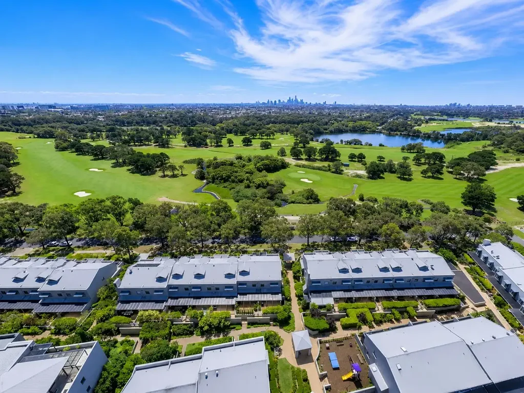 Pagewood 3 Slaapkamer Private End-Row Townhouse with Golf Course Outlook