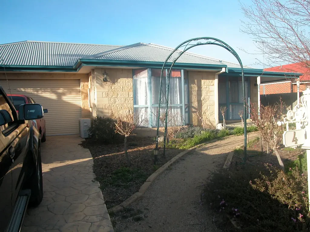 4 Bedroom Lara Home close to Lake Lands !!