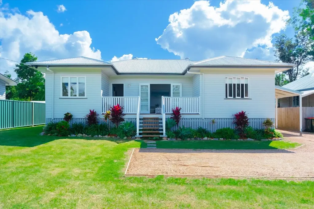 Blackbutt 3कमरा Fully Renovated Family Home on 1012sqm in Friendly Country Town, Just Move In! Or Set up Your own B&B - also Qualifies for 1st Home Buyers Loan