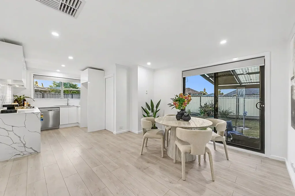 Keysborough 3部屋 The Brief: Sleek Freshly Renovated Family Charm in a Quiet Cul-de-sac Setting, Steps Away from the Park (630sqm approx.)