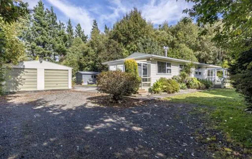 Norsewood 3 Bedroom A Private Village Retreat with Space & Flexibility