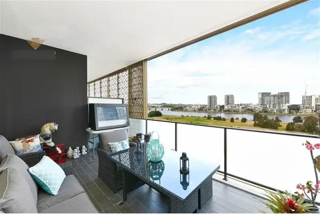 Wentworth Point 3 Bedroom Beautiful Home with Water views