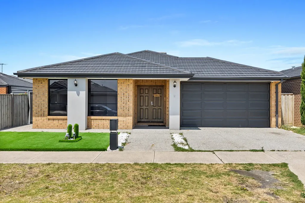 Donnybrook 4ห้องนอน An Elevated Family Home in Donnybrook's Most Desired Estate
