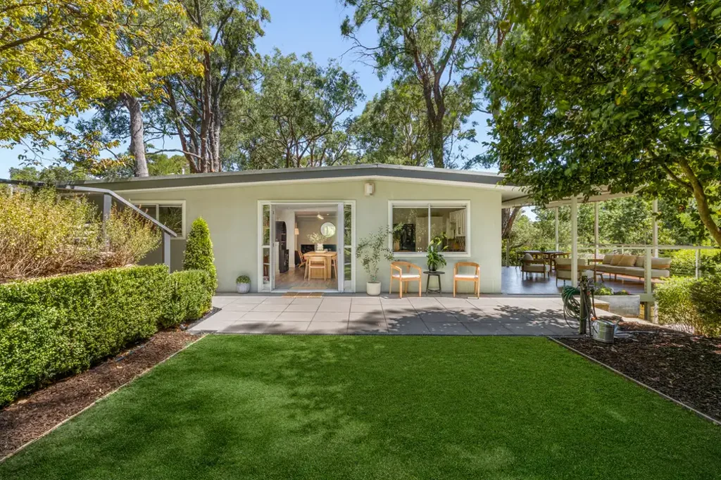 Bridgewater 4બેડરૂમ Exceptional Adelaide Hills living with flexible family spaces, a self-contained granny flat, separate studio and superb entertaining areas