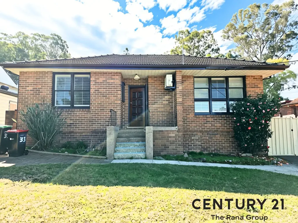 FRESH & SPACIOUS 3-BEDROOM BRICK HOME | SEVEN HILLS | WALK TO THE STATION!