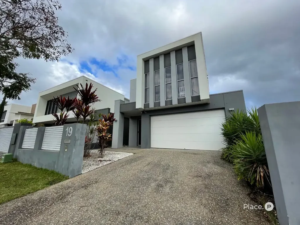 Modern 5-Bedroom Family Home with Style, Space & Alfresco Living