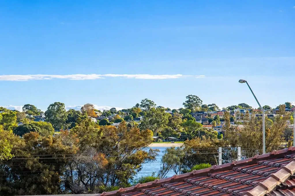 Salter Point 5 Slaapkamer Extraordinary Value in Exclusive Salter Point with River Views & Parking for 12+ Cars.