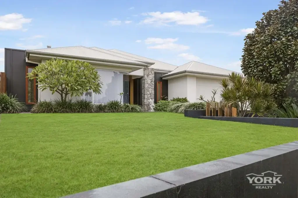 Kleinton 4침실 A WARM AND WELCOMING FAMILY HOME WITH ELEVATED APPEAL