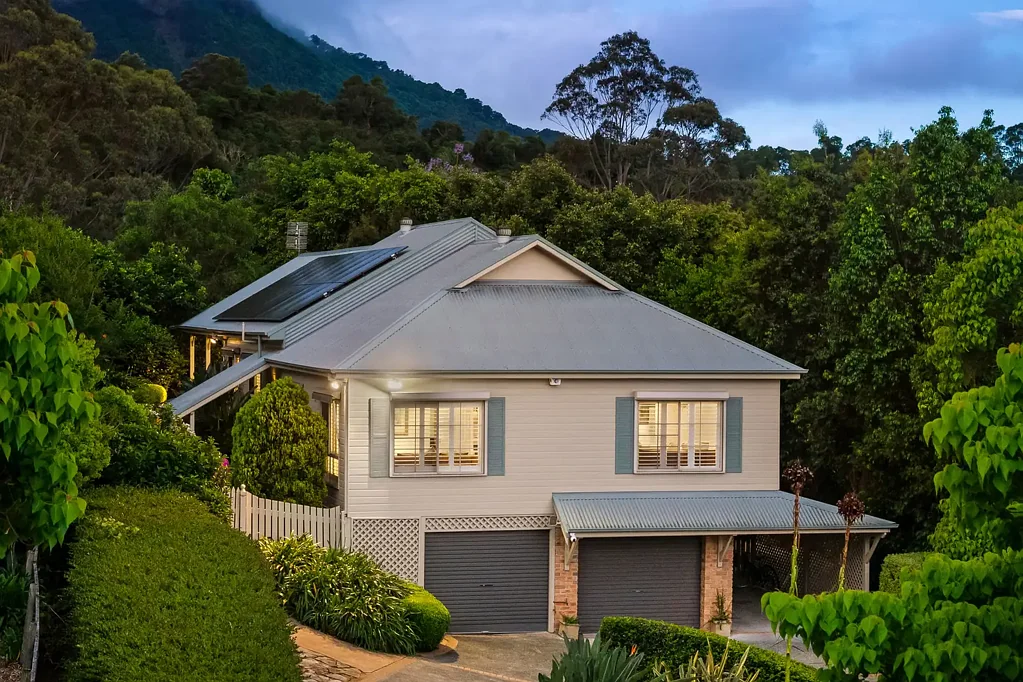 Figtree 4房 私人车道入口 私密花园视野 高挑天花板 现代厨房早餐吧 地下室灵活空间 四卧双车库 高级设施齐全 Privacy, Space and Serenity