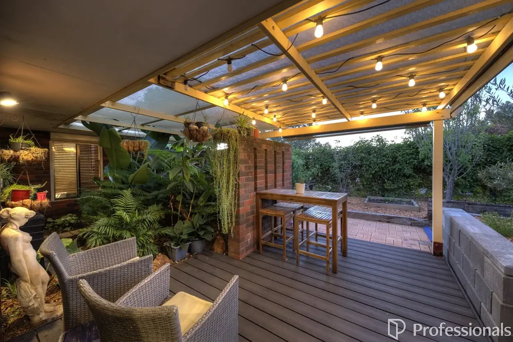 Forrestfield 4कमरा Stunningly Renovated Family Living with Multiple Living Zones & Incredible Outdoor Entertaining