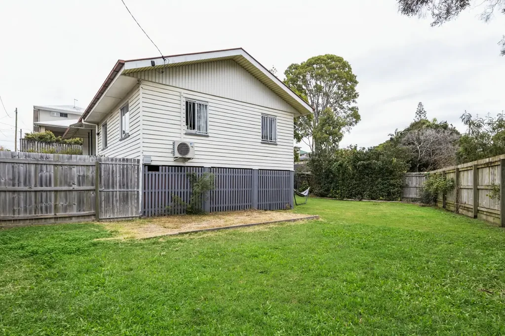 Kedron 3房 战后小屋韵味 759㎡巨幅地块 全屋硬木地板 厨房燃气灶电器 开放式双空间 Kedron便捷生活 Entry-Level Post-War Cottage in the Avenues!