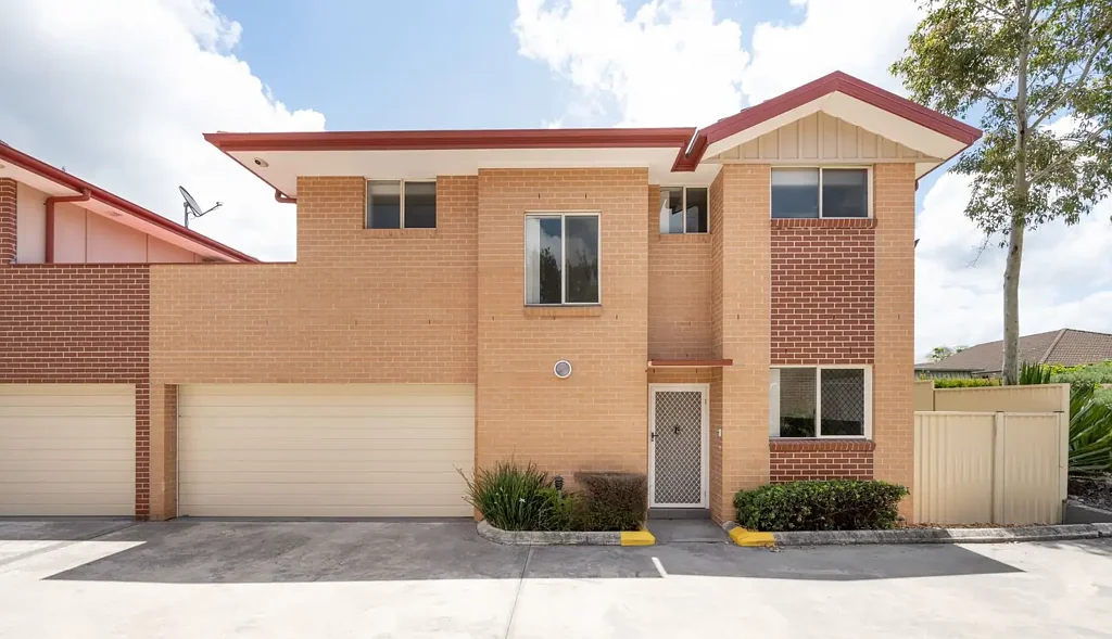 $700 per week! Modern townhouse, 3 bedrooms, 2 bathrooms, 2 car garage in sought after location