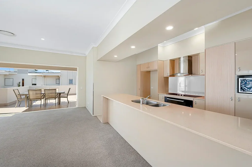Large, Light-Filled Penthouse in Prime Mermaid Beach Location