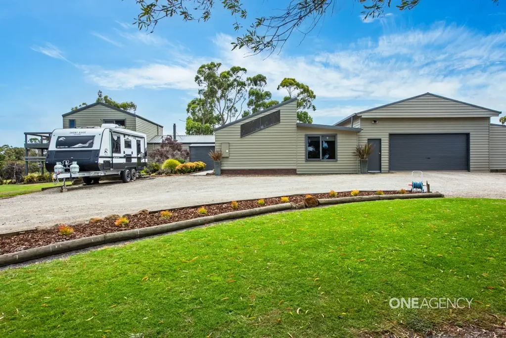 Smithton 4 Bedroom Impeccable Home On The Town Boundary