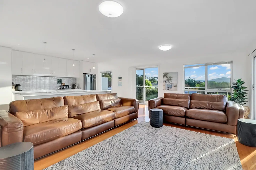 Coastal Paradise: 4 Bedroom Home in Binalong Bay