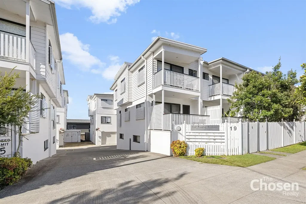 Mount Gravatt East 3房 宁静内街位置，East Hampton Residences 尊贵三层联排别墅 Quiet Inner-Position Stylish Tri-Level Townhouse in Prestigious East Hampton Residences