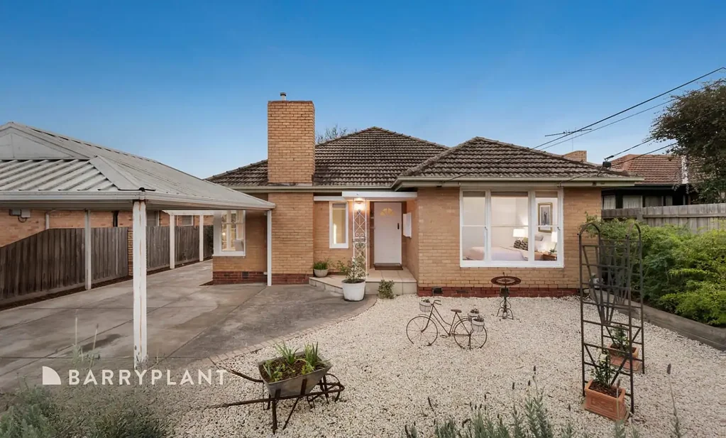 Moorabbin 3Phòng ngủ Grand Family Living with Future Development Upside on 718sqm (approx.)