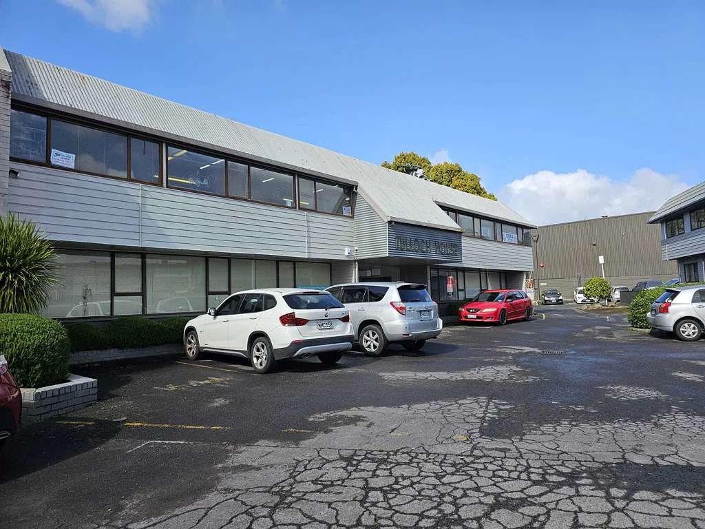 Henderson Elevated office with bush outlook