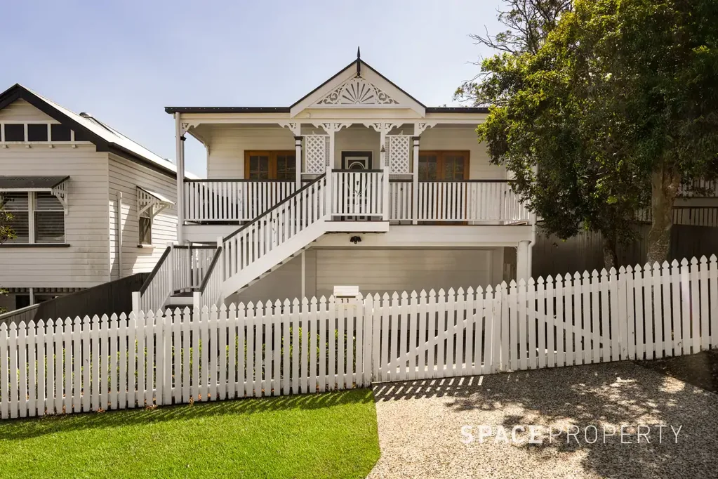 Ashgrove 4Zimmer Family Functionality & Timeless Style in Elevated Position!
